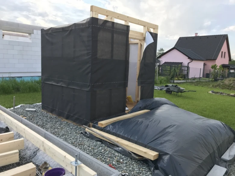 Stavba finské sauny svépomocí s izolační fólií na základně.