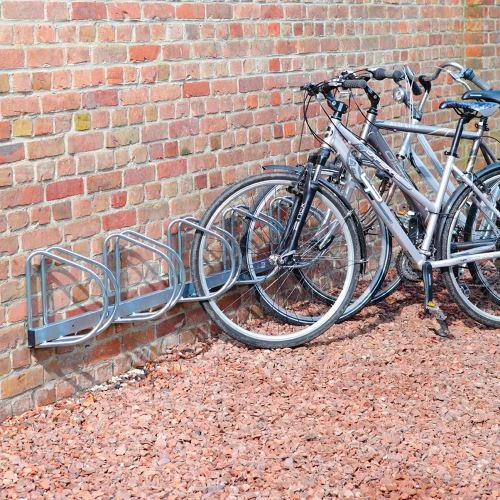 Stojan na kola u zdi s několika bicykly zaparkovanými venku.