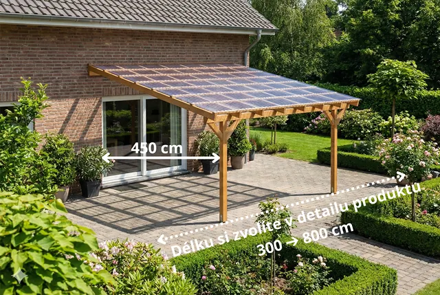 Dřevěná pergola s fotovoltaickými panely na zahradě u domu.