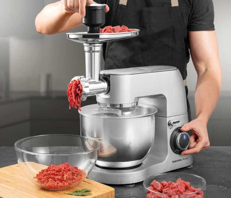Kuchyňský robot s příslušenstvím na mletí masa.