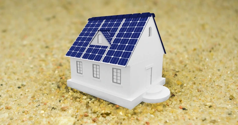 Miniatura domu s fotovoltaickými panely na střeše.