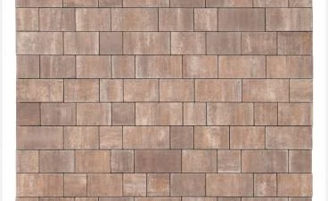 Detailní pohled na vzor betonové dlažby s texturovanými kostkami.