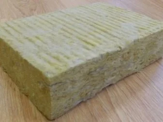 Žlutý blok čedičové vlny jako stavební izolační materiál.