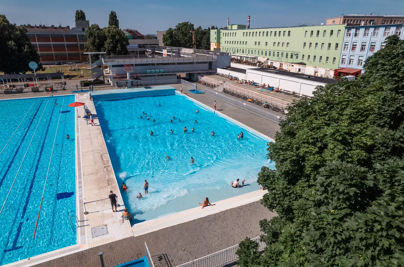 Venkovní plavecký bazén s koupalištěm v Zábřdovicích.