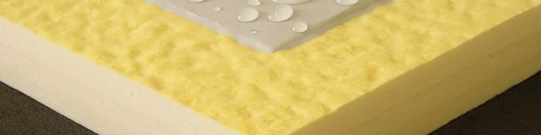 Žlutá izolační deska s kapkami vody ukazuje odolnost proti vlhkosti.