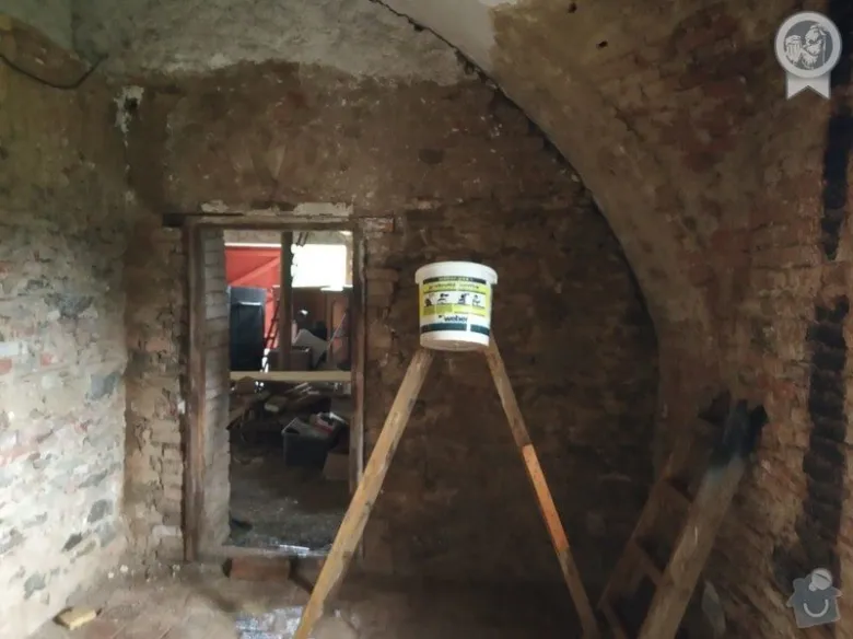 Neúplná místnost v rekonstrukci s nářadím a materiály.