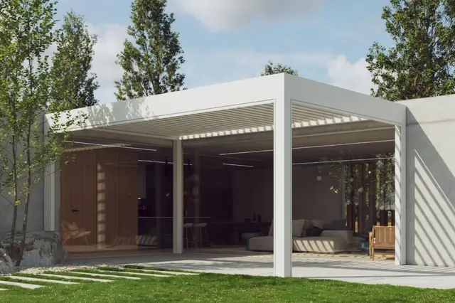Moderní bílá hliníková pergola s otevřeným prostorem venku.
