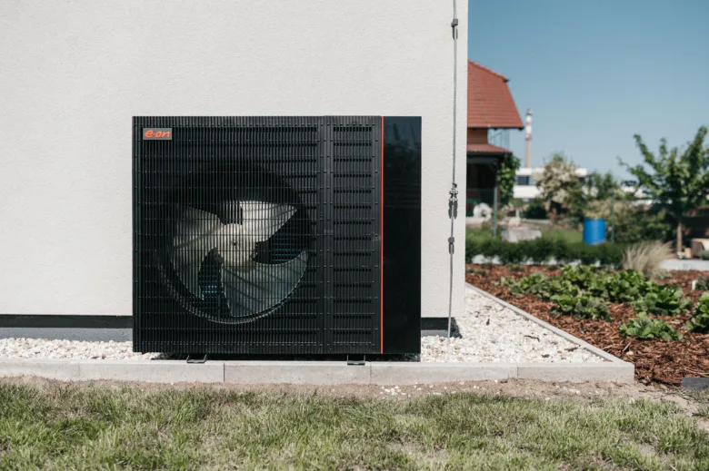 Elektrický tepelné čerpadlo pro vytápění venku u domu.