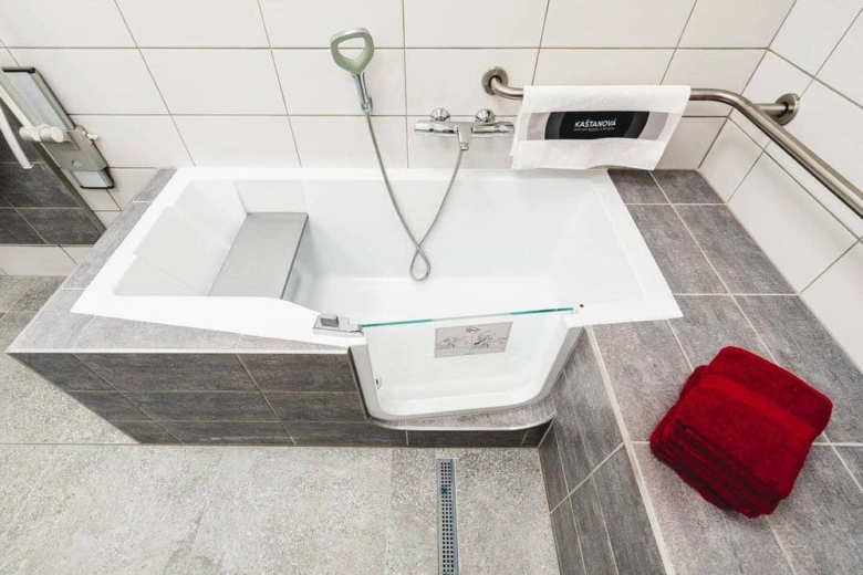 Bílá vana s dvířky pro seniory a handicapované