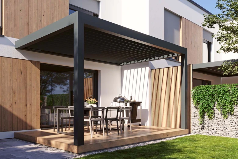 Bioklimatická pergola s jídelním setem na zahradě moderního domu.