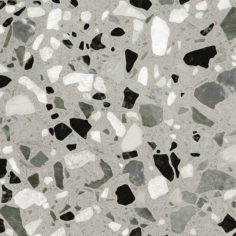 Detail šedé dlažby s vloženými kousky mramoru v černé a zelené barvě.