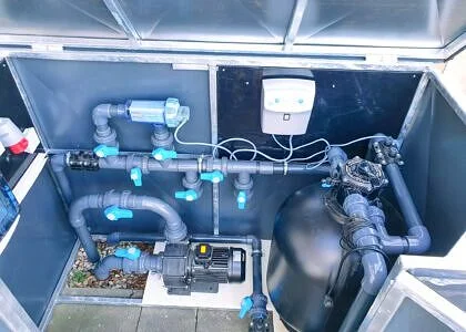 Filtrace bazénu na slanou vodu s čerpadlem a filtrem.