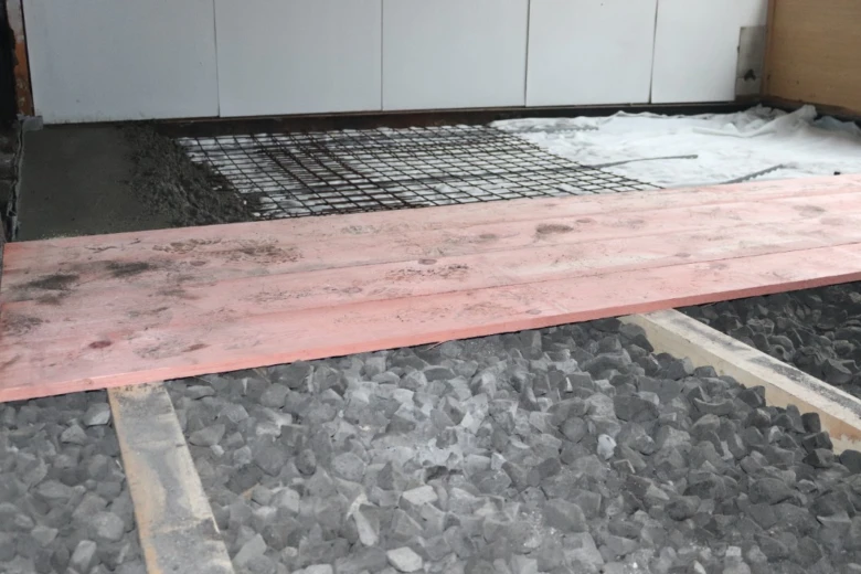 Příprava podlahy s výztuží pro betonovou vrstvu ve starém domě.