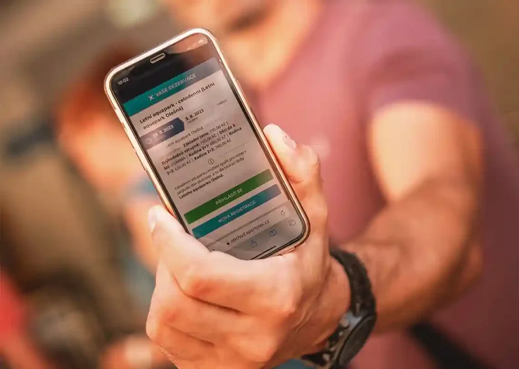 Mobilní telefon s potvrzením rezervace bazénu v Aquaparku Olešná.