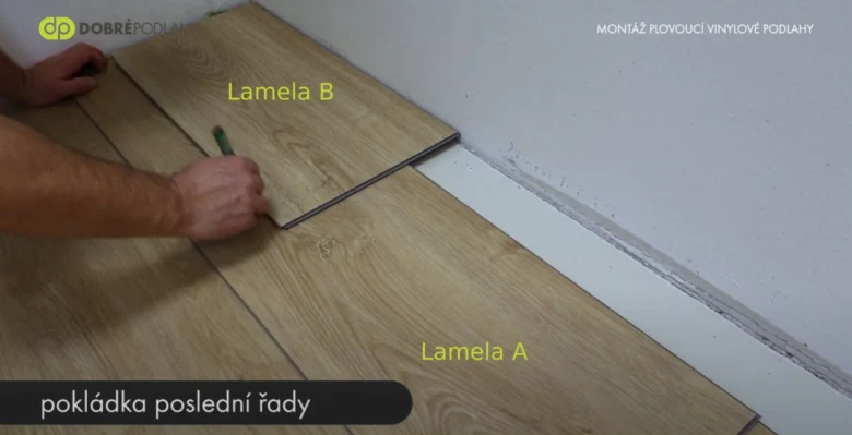 Montáž vinylové podlahy - řezání lamely u zdi.