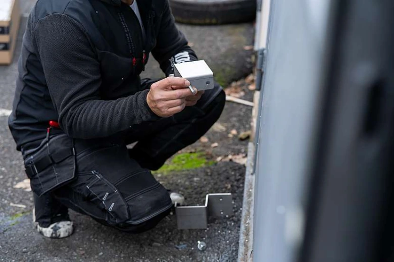 Montážní pracovník s komponentem pro teplovzdušné solární systém
