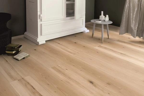 Světlý laminát s dřevotiskem v interiéru.