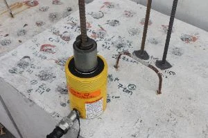 Hydraulický lis pro instalaci chemické kotvy v betonu.