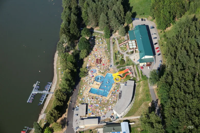 Pohled z letadla na koupaliště u jezera ve Zlínském kraji