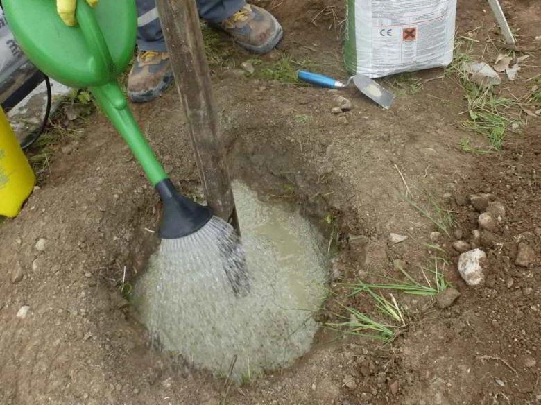 Zalévání rychletuhnoucího betonu vodou do formy.