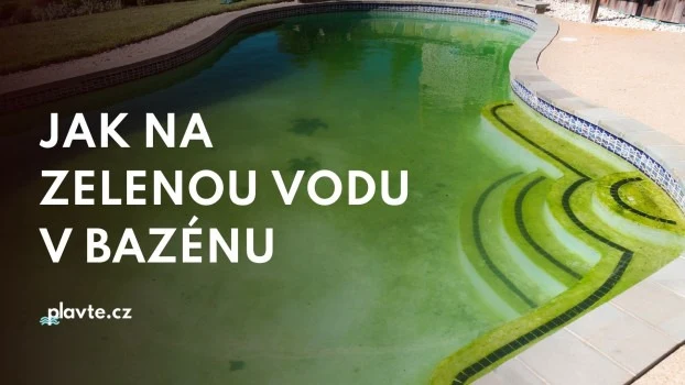 Zelená voda v bazénu s řasami a nápisem o řešení.