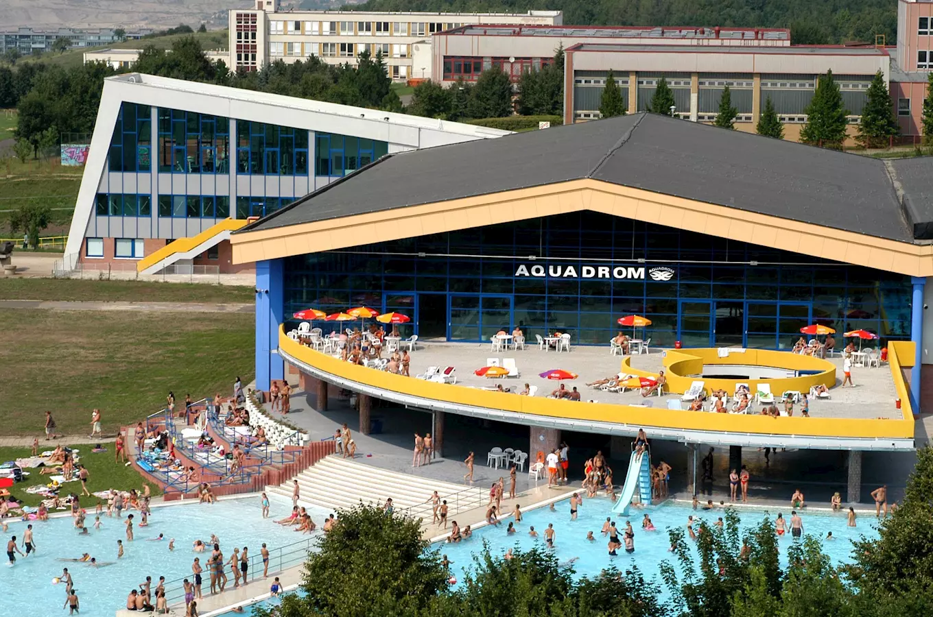 Venkovní bazén v areálu koupaliště Aquadrom v Mostě