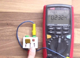Multimetr měří kapacitu kondenzátoru v elektrozařízení.
