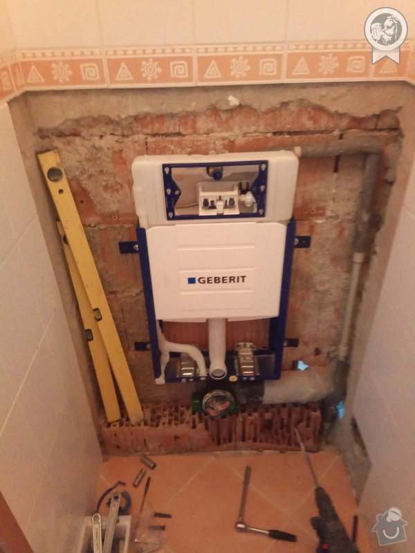 Instalace skryté nádrže záchodu značky Geberit v koupelně.