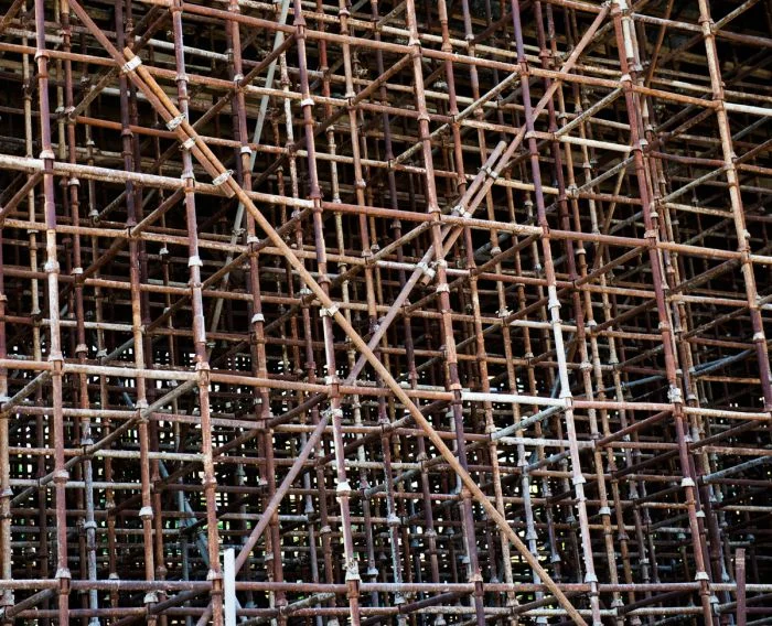 Detailní pohled na kovové lešení používané ve stavebnictví.