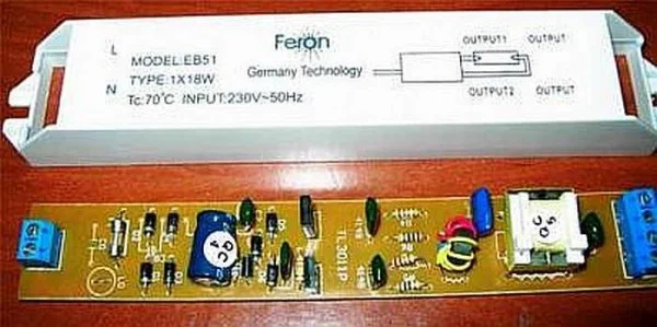 Elektronický balast pro zářivku s viditelnou deskou zapojení.
