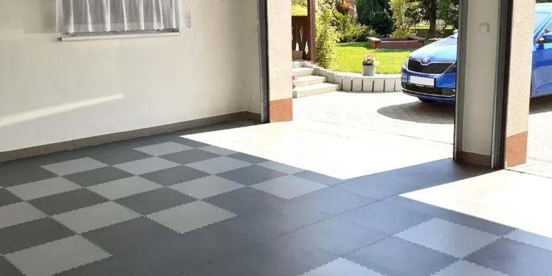 Uložená dlažba do garáže v šedobílé kostce s výhledem na dvůr.