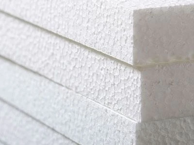 Skládané bílé desky z tepelněizolačního materiálu pro stavebnictví.