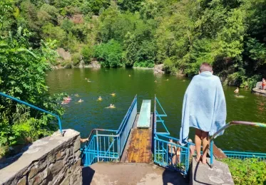 Koupání v přírodním bazénu vytesaném do skalního lomu.