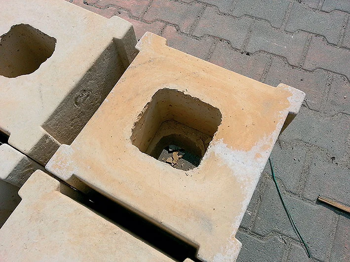 Betonové formy pro stavbu plotu na zahradě.