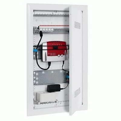 Otevřená elektrická rozvodnička s montovaným solárním měničem a kabelováním uvnitř.