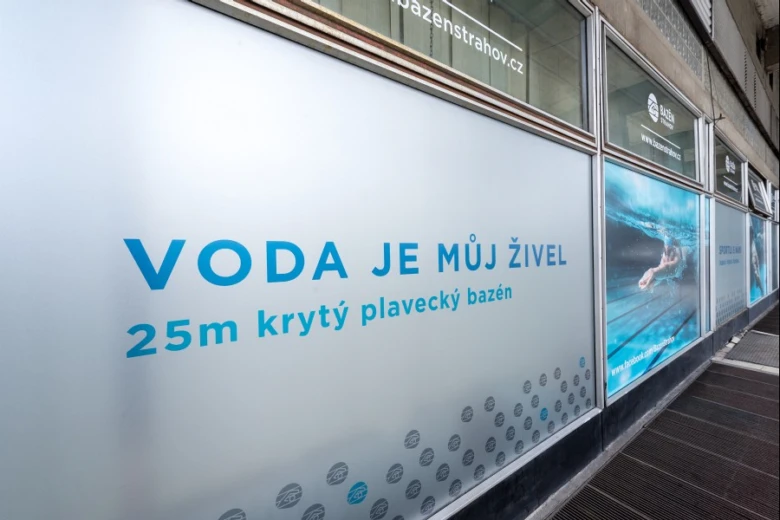 Reklama na krytý bazén v areálu Strahov.