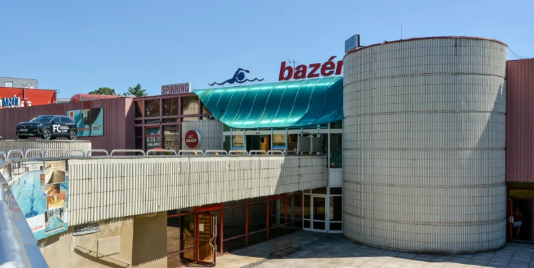 Vnější pohled na plavecký bazén v Liberci s cylindrickou budovou.