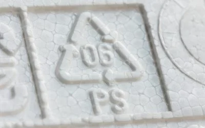 Bílý styrofoam s vyraženým symbolem recyklace PS číslo 06.