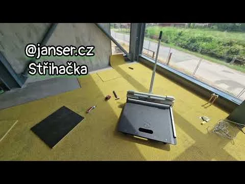 Rakle pro podlahářské práce s nástroji na žluté ochraně