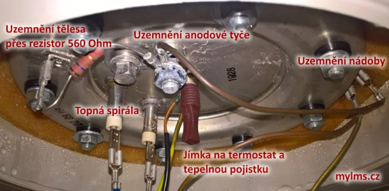 Vnitřní zapojení bojleru s označenými uzemněními a topnou spirálou.