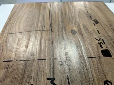 Přibližný pohled na laminátovou podlahu s viditelnou texturou dřeva.