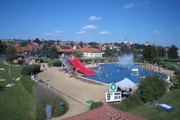 Venkovní bazén v Bojkovicích s kluzáky a vodními atrakcemi.
