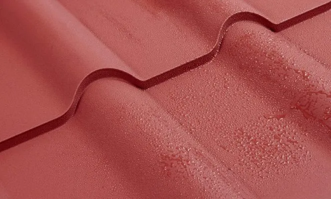 Detail plechové střechy s kapkami vody po dešti.