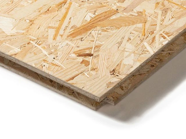 Detail hranice desky OSB s viditelnými dřevěnými vlákny.