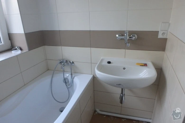 Moderní koupelna s vanou a umyvadlem po renovaci