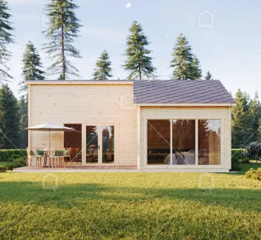 Moderní dřevěná chata s velkým okny a zahradou uprostřed lesa.