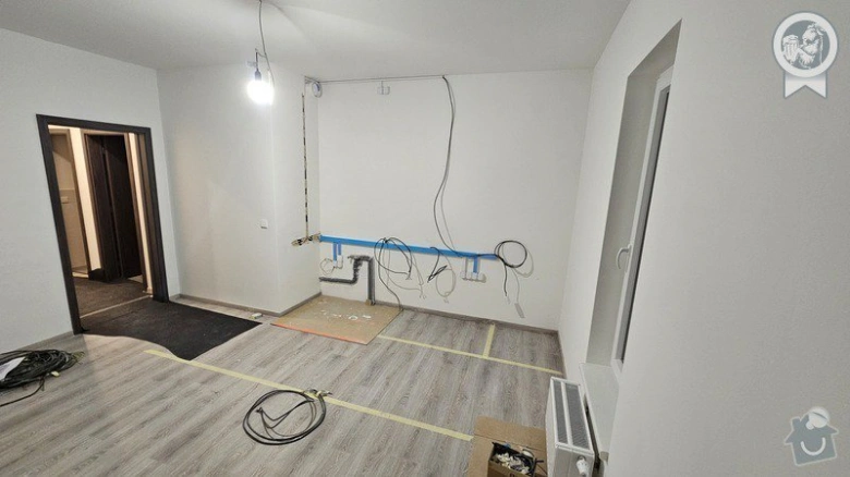 Neúplná elektrická instalace v interiéru během opravy.
