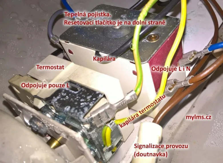 Vnitřní elektrické součásti bojleru s označením termostatů.