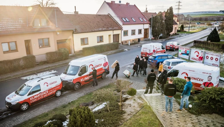 Montáž centrální klimatizace firmou Koníček na ulici.