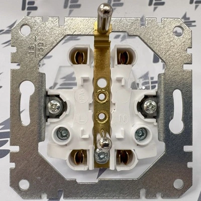 Vnitřní zapojení české elektrické zásuvky s viditelnými šroubovacími kontakty a hřebeňovou lištou.